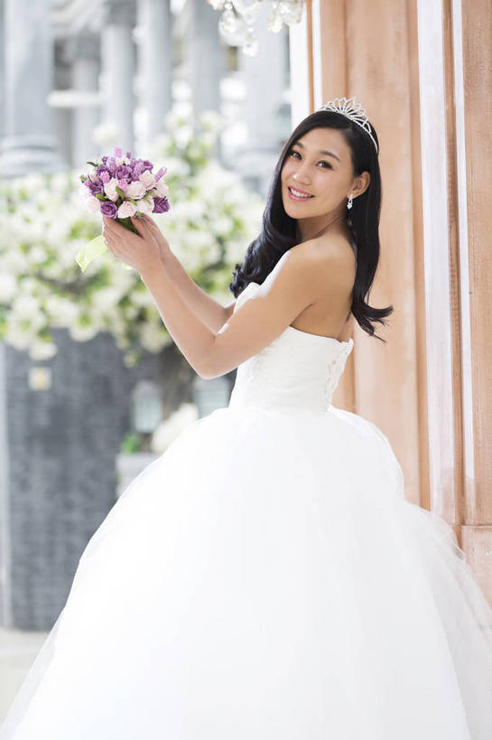 东方人,成年人,头发,一个人,新娘,公园,花园,站,笑,微笑,露齿笑,竖图,彩色,照片,室外,白天,婚纱,晚礼服,婚礼,快乐,幸福,建筑,北京,日光,中国,亚洲,握,连衣裙,服装,庆祝,盛开,捧花,手捧花,图片,柱子,结婚,浪漫,美丽,拿,花蕾,拿着,注视,黄种人,花,花瓣,花朵,鲜花,一个,花束,花苞,花蕊,观察,看,庆典,喜庆,美女,握着,摄影,转身,单个,观看,纪念,优雅,喜悦,察看,姿态,毛发,优美,衣着,愉悦,关注,喜事,温柔,单人,婚姻,婚庆,东亚,回眸一笑,新婚,单独,完美,婚礼捧花,年轻女性,女人,女性,亚洲人,中国人,年轻人,长发,卷发,全身,高兴,愉快,魅力,bj174