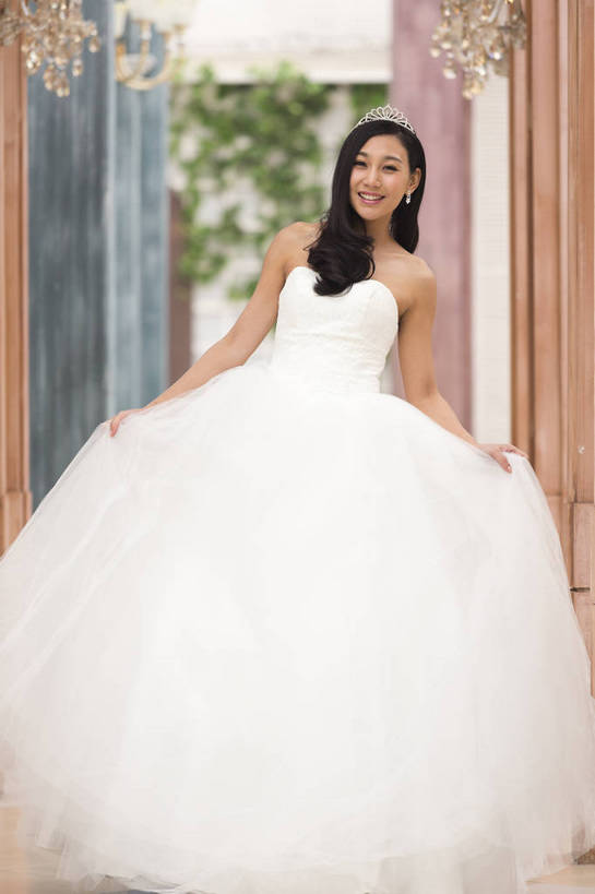 东方人,成年人,头发,一个人,新娘,公园,花园,站,笑,微笑,露齿笑,竖图,彩色,照片,室外,白天,婚纱,裙子,晚礼服,婚礼,快乐,幸福,建筑,北京,日光,中国,欧式,亚洲,连衣裙,服装,庆祝,图片,柱子,长廊,通道,走廊,结婚,浪漫,美丽,黄种人,吊灯,水晶灯,一个,庆典,喜庆,美女,提,摄影,单个,纪念,优雅,华丽,喜悦,提着,毛发,优美,衣着,愉悦,喜事,温柔,单人,婚姻,婚庆,东亚,新婚,单独,完美,年轻女性,女人,女性,亚洲人,中国人,年轻人,长发,卷发,全身,高兴,愉快,魅力,bj174