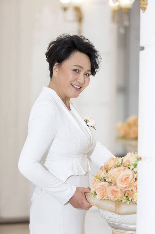 东方人,成年人,中年人,老年人,头发,一个人,站,微笑,竖图,彩色,照片,室内,白天,美容,快乐,幸福,北京,中国,亚洲,连衣裙,正装,图片,柱子,灯光,浪漫,美丽,年轻,注视,黄种人,大堂,水晶灯,一个,白色,观察,看,保养,休闲,健康,温馨,放松,活力,自信,养生,摄影,生活方式,单个,观看,优雅,盘发,假期,察看,姿态,毛发,舒适,优美,享乐,愉悦,高贵,关爱,关注,气质,清新,温柔,单人,周末,东亚,回眸一笑,乐观,单独,完美,老年女性,女人,女性,亚洲人,中国人,卷发,半身,愉快,魅力,bj174