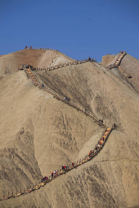 攀登,竖图,全景,室外,白天,正面,旅游,度假,探险,神秘,美景,山,山脉,路,日光,中国,亚洲,行人,游客,游人,弯曲,壮观,阶梯,地形,景点,景观,山顶,山路,悬崖,宏伟,娱乐,路人,旅客,东方,台阶,风景,蓝天,天空,自然,栈道,享受,休闲,景色,放松,活力,摄影,蜿蜒,巨大,庞大,晴天,风光,自然风光,追求,外景,观景台,坚持,地貌,甘肃省,丹霞地貌,出色,杰出,卓越,勇气,张掖,宏大,硕大,伟大,地质学,过客,冒险,登山,爬山,彩图,旅行,地势,bj174