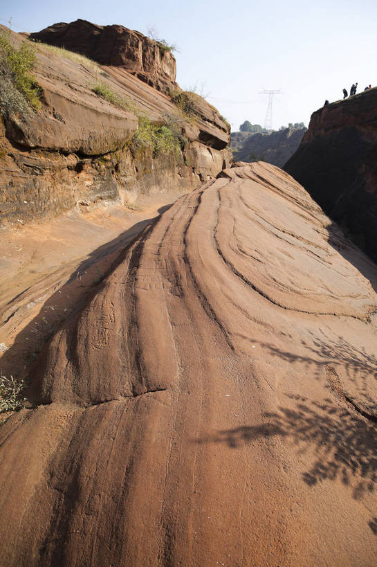 无人,竖图,全景,室外,白天,正面,旅游,度假,美景,山,山脉,峡谷,日光,中国,亚洲,壮观,地形,景点,景观,山路,娱乐,东方,红色,风景,自然,享受,休闲,景色,放松,幻想,摄影,风光,干旱,自然风光,神奇,外景,东亚,地貌,丹霞地貌,陕西,陕西省,出色,杰出,卓越,奇妙,中华人民共和国,西北地区,陕,榆林,榆林市,独特,地质学,波浪谷,彩图,旅行,红砂岩,地势,靖边,靖边县,bj174