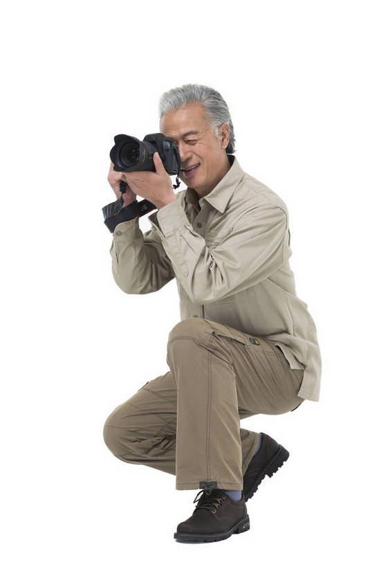 东方人,成年人,老年人,头发,一个人,摄影师,蹲,微笑,竖图,彩色,照片,白色背景,旅游,度假,快乐,幸福,秋季,北京,中国,亚洲,游客,服装,节日,庆祝,图片,年轻,生活,注视,休闲装,黄种人,文化,娱乐,一个,拍照,衣服,白色,春季,观察,看,郊游,庆典,休闲,游玩,健康,休闲服,放松,活力,精神,乐趣,自信,摄影,服饰,生活方式,单个,观看,纪念,单反相机,假期,察看,退休,享乐,愉悦,关注,娱乐活动,爱好,玩乐,户外运动,单人,周末,东亚,摄影器材,重阳节,乐观,单独,无忧无虑,老年男性,男人,男性,亚洲人,中国人,照相机,全身,影棚拍摄,旅行,欢乐,开心,愉快,拍摄,照相,登高节,老年节,运动装,bj174