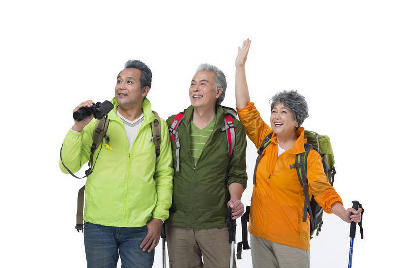 东方人,成年人,老年人,头发,三个人,人群,伙伴,朋友,站,笑,微笑,露齿笑,横图,彩色,照片,白色背景,锻炼,旅游,度假,快乐,友谊,幸福,秋季,北京,中国,亚洲,服装,节日,庆祝,并排,图片,望远镜,年轻,生活,打招呼,挥手,注视,休闲装,黄种人,文化,娱乐,衣服,白色,背包,春季,观察,看,招手,郊游,庆典,休息,休闲,游玩,健康,休闲服,放松,活力,精神,乐趣,亲密,自信,摄影,服饰,生活方式,拐杖,观看,靠近,纪念,手杖,假期,察看,退休,享乐,愉悦,关爱,关注,娱乐活动,亲近,爱好,玩乐,户外运动,结伴,装备,周末,东亚,陪同,重阳节,情感,乐观,视野,陪伴,无忧无虑,友情,老年男性,老年女性,男人,男性,女人,女性,亚洲人,中国人,半身,影棚拍摄,旅行,欢乐,开心,愉快,登高节,老年节,运动装,伴随,bj174