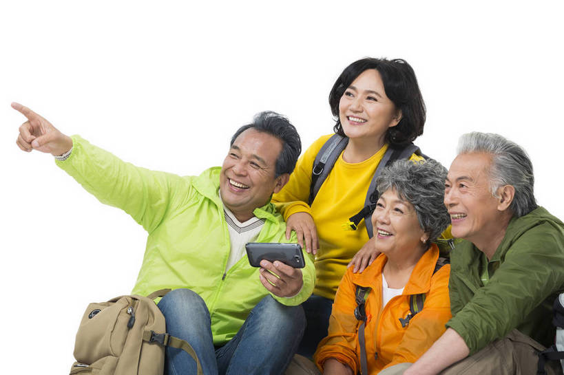 东方人,成年人,中年人,老年人,头发,四个人,人群,伙伴,朋友,坐,笑,微笑,露齿笑,横图,彩色,照片,白色背景,仰视,聚会,旅游,度假,快乐,通讯,友谊,幸福,分享,团队,互联网,科技,秋季,道路,地图,手机,北京,中国,亚洲,指,盘绕,服装,节日,庆祝,并排,环绕,围绕,因特网,网络,网址,信息,图片,域名,交通,年轻,生活,环抱,注视,休闲装,黄种人,方向,文化,娱乐,电子产品,衣服,白色,背包,春季,观察,看,手势,郊游,庆典,休息,休闲,游玩,健康,休闲服,放松,活力,精神,亲密,自信,查询,通信,创意,摄影,服饰,缭绕,生活方式,观看,靠近,引导,指引,纪念,假期,察看,退休,享乐,指向,查找,愉悦,食指,关爱,关注,娱乐活动,亲近,露营,地址,玩乐,户外运动,结伴,装备,周末,东亚,陪同,重阳节,情感,乐观,无线电技术,陪伴,无忧无虑,交流,上网,友情,老年男性,老年女性,男人,男性,女人,女性,亚洲人,中国人,沟通,坐着,半身,低角度拍摄,影棚拍摄,旅行,欢乐,开心,愉快,登高节,老年节,导航,打手势,运动装,伴随,bj174