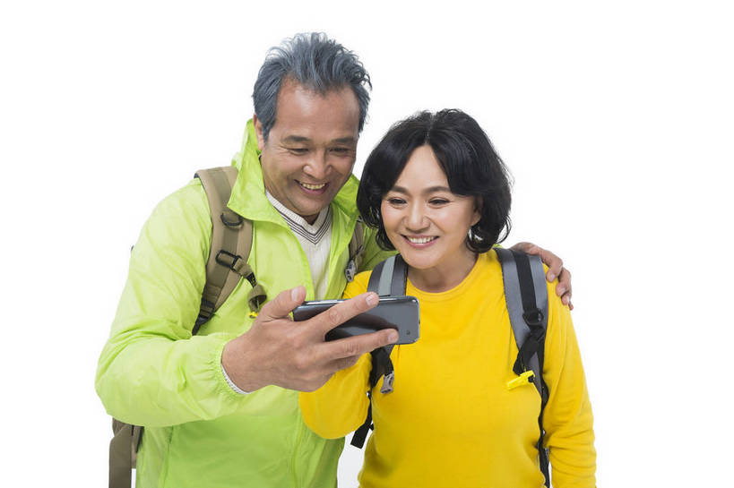 东方人,成年人,中年人,老年人,头发,两个人,家庭,夫妻,丈夫,妻子,站,笑,微笑,露齿笑,横图,彩色,照片,白色背景,旅游,度假,快乐,通讯,幸福,分享,互联网,科技,秋季,道路,地图,手机,北京,中国,亚洲,游客,服装,节日,庆祝,并排,因特网,网络,网址,信息,图片,域名,交通,年轻,生活,依靠,依偎,休闲装,黄种人,方向,文化,娱乐,衣服,白色,背包,春季,郊游,庆典,休闲,游玩,和谐,健康,温暖,温馨,一家人,休闲服,放松,活力,精神,乐趣,亲密,自信,查询,通信,创意,摄影,服饰,生活方式,靠近,引导,指引,纪念,和睦,假期,退休,电子设备,享乐,查找,愉悦,关爱,娱乐活动,亲近,地址,玩乐,户外运动,周末,东亚,陪同,重阳节,乐观,无线电技术,陪伴,无忧无虑,交流,上网,老年男性,老年女性,男人,男性,女人,女性,亚洲人,中国人,夫妇,搂抱,拥抱,半身,影棚拍摄,旅行,爱,欢乐,开心,愉快,登高节,老年节,伴侣,融洽,导航,运动装,伴随,bj174