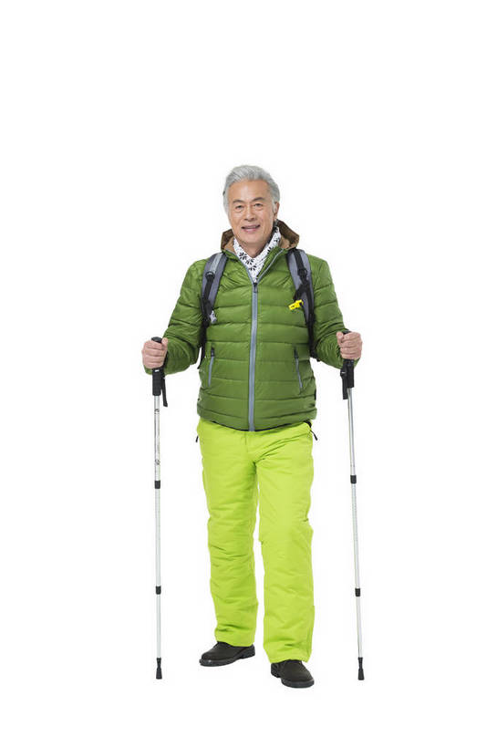 东方人,成年人,老年人,头发,一个人,站,攀登,微笑,竖图,彩色,照片,白色背景,锻炼,旅游,度假,快乐,探险,幸福,北京,中国,亚洲,服装,图片,冬季,年轻,生活,注视,休闲装,黄种人,娱乐,一个,衣服,白色,背包,观察,看,郊游,休闲,游玩,健康,休闲服,放松,活力,精神,乐趣,自信,摄影,服饰,生活方式,单个,拐杖,观看,羽绒服,手杖,假期,察看,退休,享乐,愉悦,关注,娱乐活动,爱好,玩乐,户外运动,装备,单人,防寒服,滑雪服,挑战,周末,东亚,乐观,单独,无忧无虑,老年男性,男人,男性,亚洲人,中国人,登山,爬山,全身,影棚拍摄,旅行,欢乐,开心,愉快,bj174