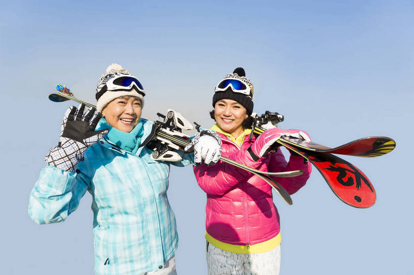 东方人,成年人,中年人,老年人,头发,两个人,伙伴,朋友,站,笑,微笑,露齿笑,横图,彩色,照片,室外,仰视,锻炼,旅游,度假,快乐,友谊,幸福,安全,雪山,北京,中国,亚洲,服装,并排,滑雪,图片,雪地,冬季,防护,年轻,生活,打招呼,依靠,注视,休闲装,黄种人,娱乐,衣服,白色,蓝天,天空,手套,观察,看,招手,郊游,休闲,游玩,健康,休闲服,放松,活力,精神,乐趣,亲密,自信,摄影,服饰,生活方式,观看,靠近,羽绒服,保护,滑雪板,假期,察看,退休,享乐,愉悦,关爱,关注,娱乐活动,亲近,滑雪镜,滑雪帽,爱好,保险,玩乐,户外运动,结伴,装备,防寒服,周末,东亚,陪同,情感,保全,周全,安稳,安定,防护手套,乐观,冬季运动,陪伴,无忧无虑,平安,友情,老年男性,男人,男性,亚洲人,中国人,半身,低角度拍摄,旅行,欢乐,开心,愉快,伴随,bj174