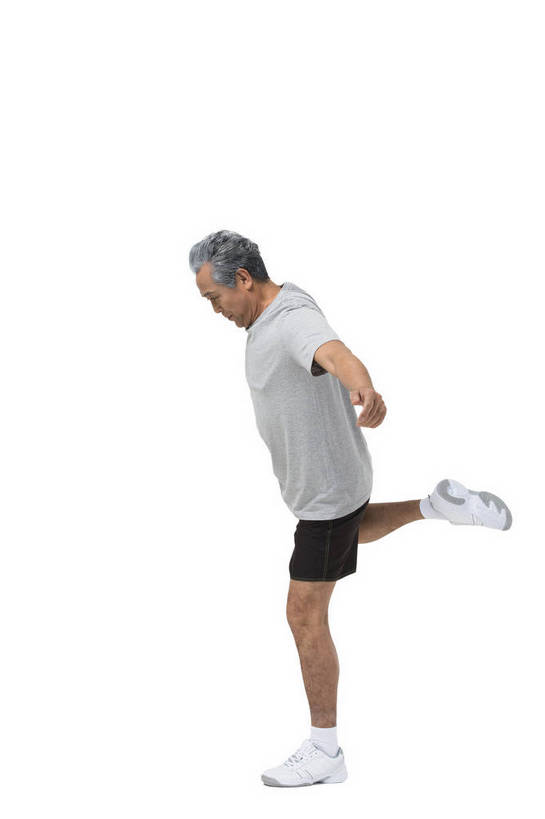 东方人,成年人,中年人,老年人,头发,一个人,站,竖图,彩色,照片,白色背景,运动服,锻炼,快乐,幸福,运动,北京,中国,亚洲,射门,踢,图片,年轻,生活,黄种人,一个,白色,休闲,健康,放松,活力,精神,自信,摄影,生活方式,单个,退休,享乐,轻松,愉悦,单人,东亚,乐观,单独,老年男性,男人,男性,亚洲人,中国人,全身,影棚拍摄,健身,欢乐,开心,愉快,运动装,bj174