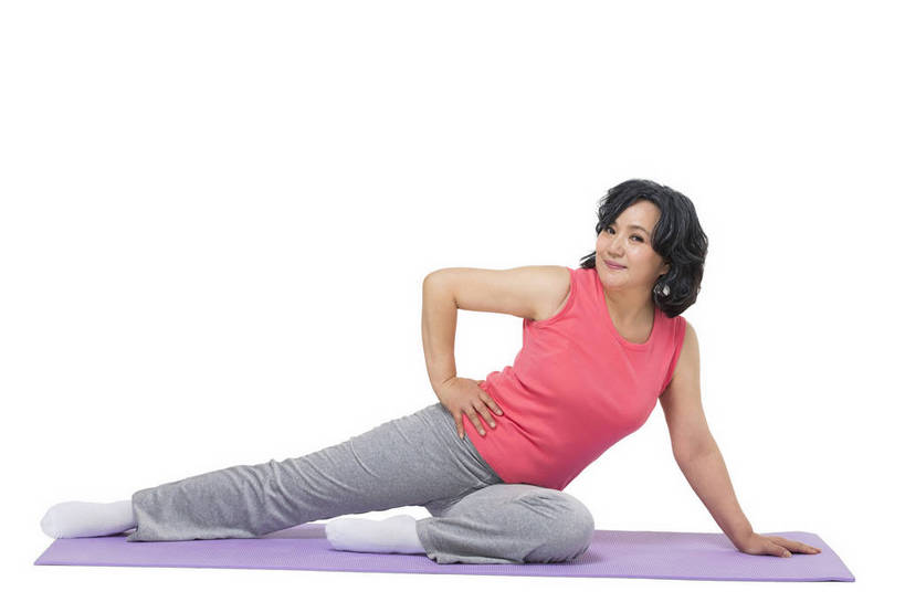 东方人,成年人,中年人,老年人,头发,一个人,坐,微笑,横图,彩色,照片,白色背景,运动服,锻炼,瑜伽,快乐,幸福,运动,北京,中国,亚洲,图片,年轻,生活,注视,黄种人,一个,瑜伽垫,观察,看,休闲,健康,放松,活力,精神,自信,摄影,生活方式,单个,观看,清爽,支撑,察看,退休,姿态,精力充沛,享乐,轻松,练习,愉悦,关注,清新,单人,东亚,乐观,单独,老年女性,女人,女性,亚洲人,中国人,全身,影棚拍摄,健身,欢乐,开心,愉快,运动装,bj174