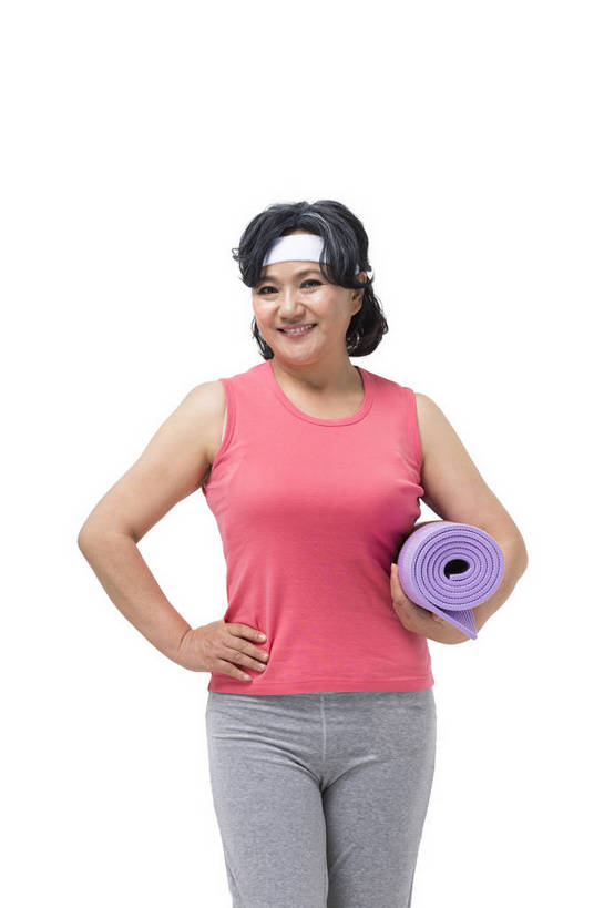东方人,成年人,中年人,老年人,头发,一个人,站,微笑,竖图,彩色,照片,白色背景,运动服,锻炼,快乐,幸福,运动,北京,中国,亚洲,图片,年轻,生活,插腰,注视,黄种人,发带,一个,瑜伽垫,观察,看,休闲,健康,放松,活力,精神,自信,摄影,生活方式,单个,观看,清爽,察看,退休,享乐,轻松,愉悦,关注,清新,单人,东亚,乐观,单独,老年女性,女人,女性,亚洲人,中国人,半身,影棚拍摄,健身,欢乐,开心,愉快,运动装,bj174