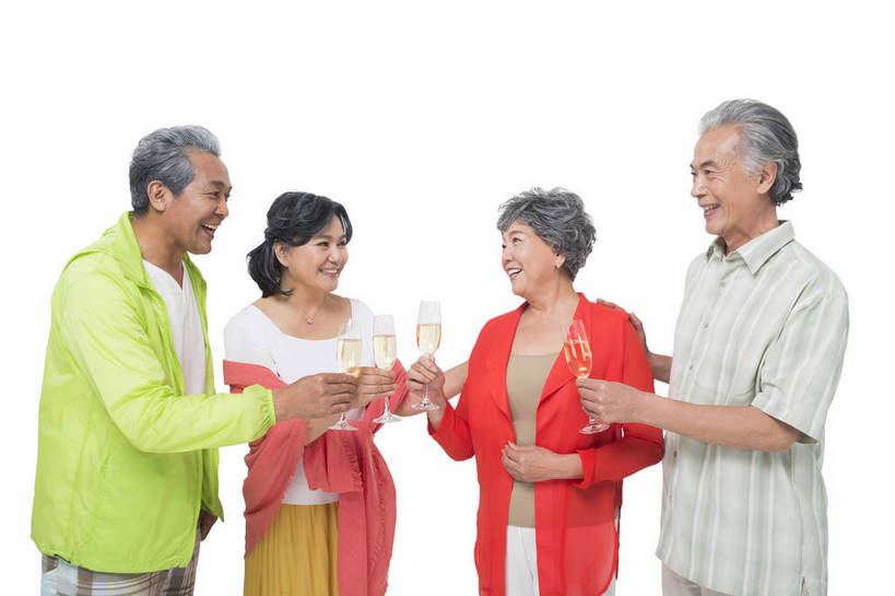 香槟酒,东方人,成年人,中年人,老年人,头发,四个人,人群,伙伴,朋友,站,举,笑,微笑,露齿笑,横图,彩色,照片,白色背景,仰视,聚会,旅游,度假,快乐,友谊,幸福,团队,秋季,杯子,北京,中国,亚洲,游客,服装,庆祝,并排,年轻,生活,休闲装,黄种人,酒,衣服,白色,酒杯,披肩,围巾,春季,干杯,托,郊游,休闲,游玩,健康,休闲服,放松,活力,精神,亲密,自信,搭,摄影,服饰,生活方式,靠近,对视,假期,退休,享乐,愉悦,搭着,关爱,亲近,玩乐,结伴,周末,东亚,陪同,情感,乐观,陪伴,无忧无虑,友情,老年男性,老年女性,男人,男性,女人,女性,亚洲人,中国人,举起,举手,举着,向上举,向上伸,向上托,半身,低角度拍摄,影棚拍摄,旅行,欢乐,开心,愉快,运动装,伴随,bj174