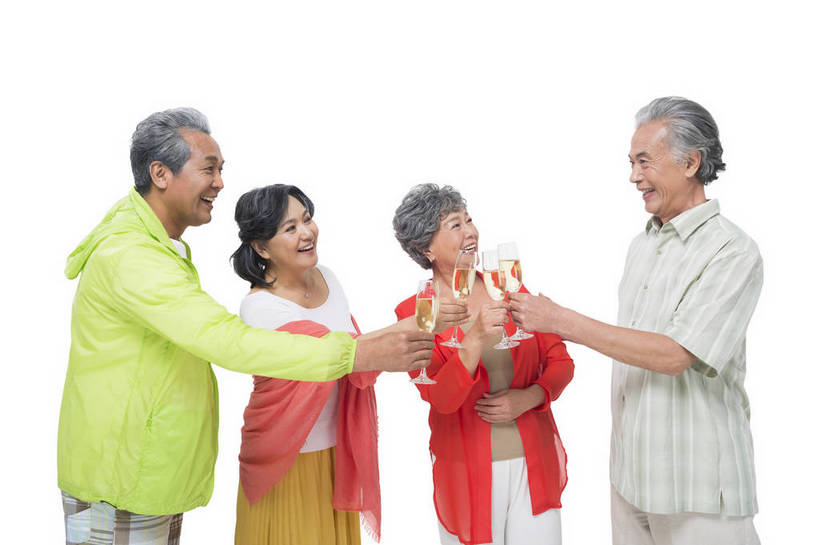 香槟酒,东方人,成年人,中年人,老年人,头发,四个人,人群,伙伴,朋友,站,举,笑,微笑,露齿笑,横图,彩色,照片,白色背景,仰视,聚会,旅游,度假,快乐,友谊,幸福,团队,秋季,杯子,北京,中国,亚洲,游客,服装,庆祝,并排,年轻,生活,休闲装,黄种人,酒,衣服,白色,酒杯,披肩,围巾,春季,干杯,托,郊游,休闲,游玩,健康,休闲服,放松,活力,精神,亲密,自信,搭,摄影,服饰,生活方式,靠近,对视,假期,退休,享乐,愉悦,搭着,关爱,亲近,玩乐,结伴,周末,东亚,陪同,情感,乐观,陪伴,无忧无虑,友情,老年男性,老年女性,男人,男性,女人,女性,亚洲人,中国人,举起,举手,举着,向上举,向上伸,向上托,半身,低角度拍摄,影棚拍摄,旅行,欢乐,开心,愉快,运动装,伴随,bj174