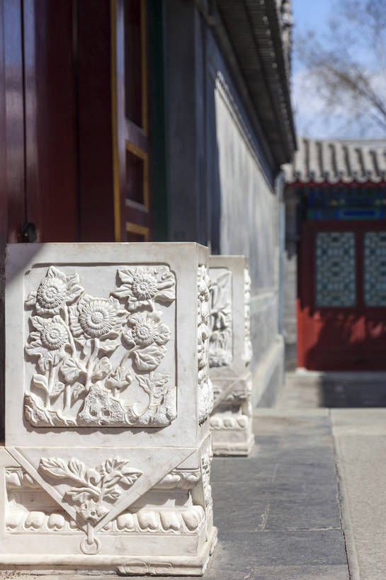 无人,竖图,室外,特写,白天,侧面,旅游,名胜古迹,门,胡同,建筑,雕塑,北京,中国,亚洲,古老,雕刻,大门,房屋,庭院,屋顶,屋檐,景点,景观,院子,首都,古典,美丽,历史,文化,古建筑,石雕,石刻,东方,风景,自然,祈福,中式,旅游胜地,景色,摄影,平房,晴天,精致,风光,吉祥,四合院,都市风光,自然风光,外景,精细,东亚,远古,中华人民共和国,北京市,京,北平,华北地区,避邪,蕴含,彩图,旅行,久远,传统文化,门墩,抱鼓石,门鼓,bj174