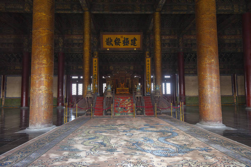 无人,故宫,宫殿,横图,全景,室内,白天,正面,旅游,名胜古迹,标志建筑,建筑,雕塑,北京,中国,亚洲,古老,艺术,装饰,结构,标志,雕刻,牌匾,文字,柱子,字符,景点,首都,古典,宏伟,历史,文化,标识,古建筑,东方,匾额,工艺品,紫禁城,中式,汉字,旅游胜地,摄影,纪念,美术,权利,都市风光,中文,主题,华贵,金碧辉煌,陈列,东亚,远古,中华人民共和国,北京市,京,北平,华北地区,功能,美学,国文,华文,北京故宫博物院,庄严,太和殿,蕴含,彩图,旅行,皇宫,久远,奉天殿,传统文化,建极绥猷,bj174