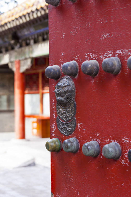 无人,故宫,宫殿,竖图,全景,室外,白天,侧面,旅游,名胜古迹,门,标志建筑,建筑,狮子,北京,中国,亚洲,古老,木质,大门,木门,景点,景观,木,首都,古典,历史,文化,门环,古建筑,东方,门扣,红色,风景,自然,把手,紫禁城,祈福,喜庆,中式,旅游胜地,景色,摄影,风光,吉祥,都市风光,自然风光,门栓,外景,远古,中国红,避邪,福气,蕴含,彩图,旅行,皇宫,久远,传统文化,红,门墩,抱鼓石,门鼓,bj174