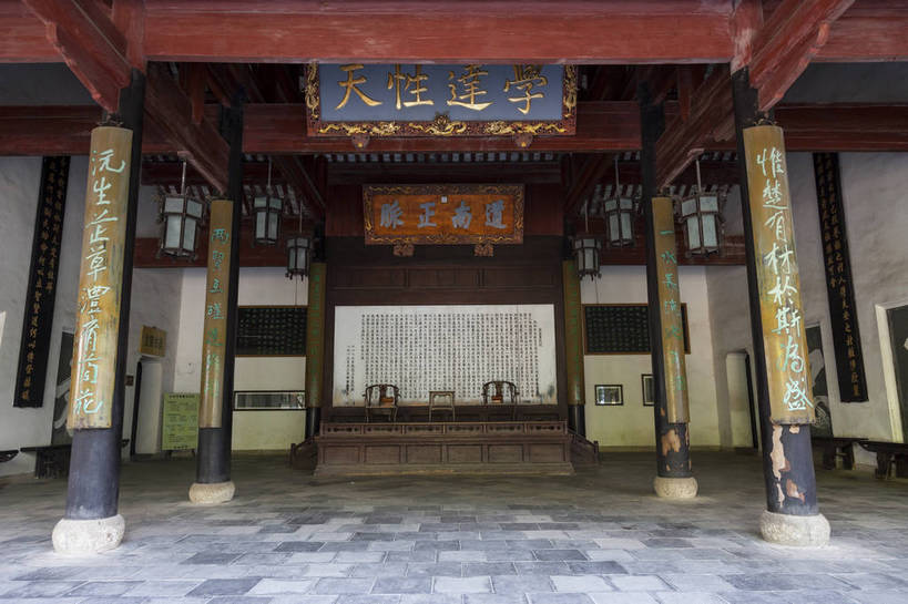 无人,横图,全景,室内,白天,正面,旅游,安全,名胜古迹,雕塑,中国,亚洲,艺术,装饰,平静,标志,雕刻,牌匾,文字,字符,大门,景点,景观,教育,文化,标识,传统,古建筑,东方,风景,自然,工艺品,汉字,旅游胜地,景色,安静,摄影,纪念,风光,宁静,美术,学堂,安逸,都市风光,文明,中文,自然风光,主题,礼仪,和平,安详,陈列,门槛,东亚,湖南,湖南省,中华人民共和国,省会,功能,美学,国文,华文,华中地区,长沙,长沙市,湘,书院,太平,安适,安好,宁靖,彩图,旅行,岳麓山,岳麓山风景名胜区,岳麓书院,湖南大学,惟楚有材,于斯为盛,岳麓区,bj174