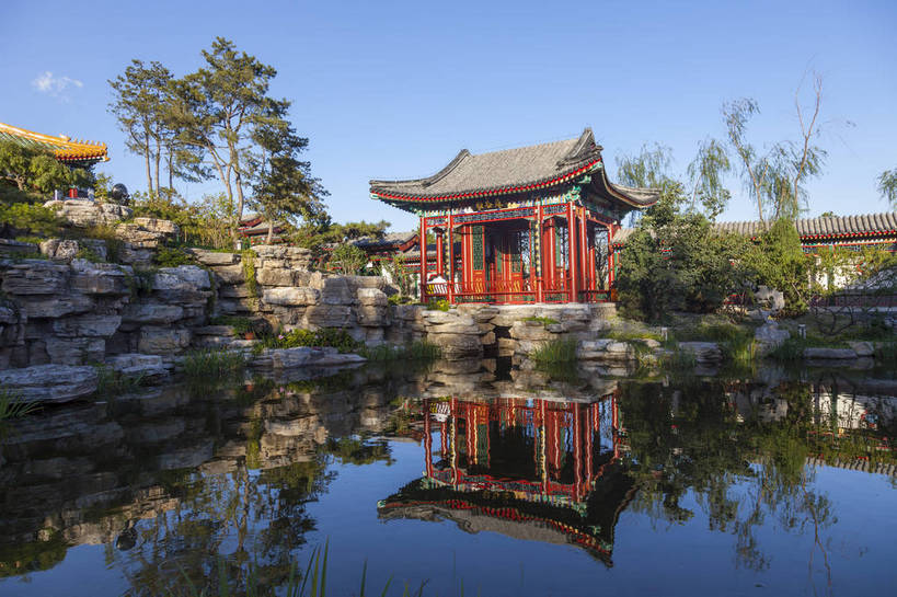 无人,公园,花园,横图,室外,白天,正面,旅游,标志建筑,建筑,路,北京,中国,亚洲,艺术,盛开,房屋,亭子,屋顶,屋檐,草丛,景点,景观,水面,树丛,首都,美丽,漂亮,文化,传统,古建筑,东方,草,花,花朵,树,树木,蓝色,白云,风景,蓝天,天空,自然,凉亭,河面,花丛,中式,路面,旅游胜地,景色,摄影,茂盛,绽放,晴天,园林,风光,都市风光,东方文化,自然风光,外景,参观,世博园,民族文化,开阔,蕴含,幽静,彩图,旅行,房子,传统文化,bj174