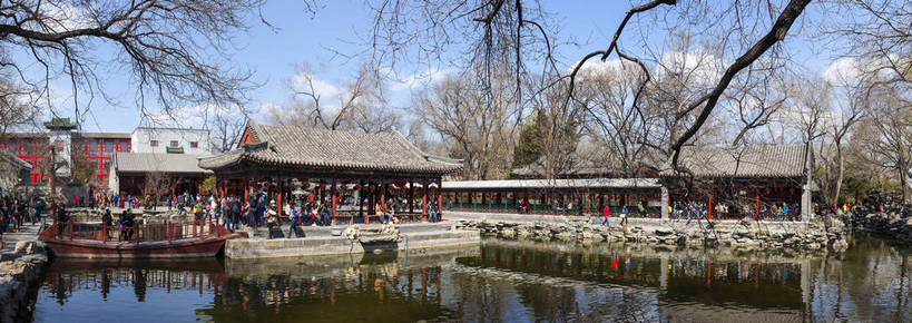 花园,横图,全景,室外,白天,正面,旅游,名胜古迹,植物,标志建筑,建筑,北京,中国,亚洲,古老,长廊,屋顶,屋檐,池塘,湖面,景点,景观,水面,走廊,首都,古典,美丽,历史,文化,古建筑,什刹海,民居,东方,树木,绿色,白云,风景,蓝天,天空,自然,凉亭,中式,旅游胜地,景色,摄影,回廊,晴天,风光,都市风光,自然风光,外景,远古,开阔,蕴含,彩图,旅行,久远,传统文化,bj174