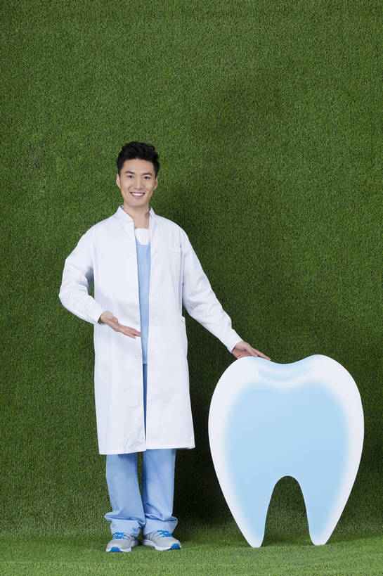 东方人,成年人,一个人,竖图,彩色,工作服,制服,快乐,信心,草地,草坪,北京,中国,亚洲,仅一个男性,仅一个人,绿色背景,图片,注视,黄种人,仅一个年轻男性,绿色,草皮,观察,看,放松,自信,摄影,观看,察看,愉悦,关注,单人,东亚,工作制服,单独,男人,男性,年轻男性,亚洲人,中国人,年轻人,全身,影棚拍摄,工作套服,开心,愉快,bj174