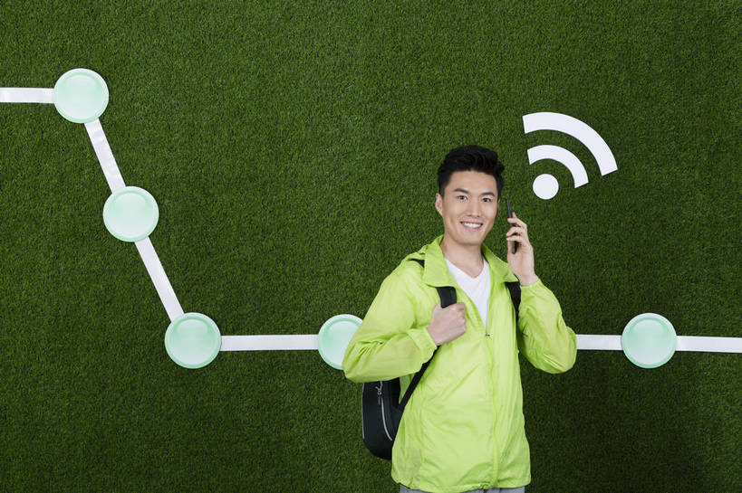 东方人,成年人,一个人,打电话,横图,彩色,运动服,旅游,快乐,通讯,信心,草地,草坪,北京,中国,亚洲,仅一个男性,仅一个人,绿色背景,服装,图片,休闲装,黄种人,干净,电子产品,仅一个年轻男性,衣服,绿色,草皮,休闲,游玩,健康,休闲服,放松,活力,自信,摄影,服饰,生活方式,清爽,生态,假期,愉悦,清新,爱好,玩乐,单人,东亚,无线电技术,单独,男人,男性,年轻男性,亚洲人,中国人,年轻人,半身,影棚拍摄,开心,愉快,运动装,bj174