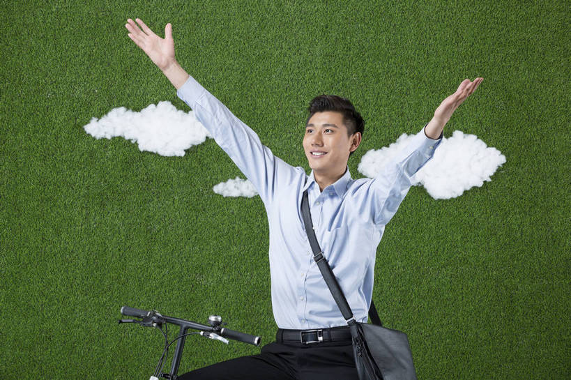 东方人,成年人,一个人,商务人士,举,微笑,横图,彩色,照片,衬衫,西装,商务,快乐,信心,草地,草坪,自行车,北京,中国,亚洲,仅一个男性,仅一个人,绿色背景,正装,艺术,图片,生活,云彩,单车,职业装,黄种人,车,脚踏车,仅一个年轻男性,骑,绿色,天空,草皮,交通工具,托,握拳,职业,骑车,休闲,概念,健康,卡通,放松,个性,活力,自信,运输,创意,摄影,生活方式,环境,生态,创造力,愉悦,文学,载具,努力,户外运动,单人,想象,东亚,环境保护,乐观,单独,男人,男性,年轻男性,亚洲人,中国人,年轻人,白领,休闲活动,举起,举手,举着,向上举,向上伸,向上托,张开手臂,半身,影棚拍摄,开心,愉快,办公室职员,超现实主义,流派,艺术流派,bj174
