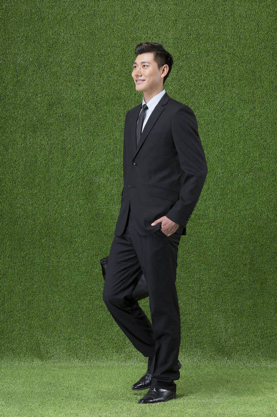 东方人,成年人,一个人,商务人士,走,微笑,竖图,彩色,照片,西装,商务,快乐,信心,草地,草坪,北京,中国,亚洲,仅一个男性,仅一个人,绿色背景,套装,正装,公文包,图片,领带,生活,职业装,黄种人,仅一个年轻男性,绿色,自然,草皮,职业,健康,放松,活力,自信,金融,理财,摄影,生活方式,经济,清爽,环境,生态,酷,愉悦,清新,努力,肖像,保险,手插袋,单人,流通,贸易,东亚,环境保护,乐观,单独,舒畅,认真,男人,男性,年轻男性,亚洲人,中国人,年轻人,白领,步行,插兜,手插兜,半身,影棚拍摄,开心,愉快,顾问,英俊,办公室职员,手抄兜,保险代理人,金融投资顾问,bj174