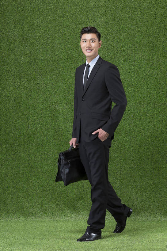 东方人,成年人,一个人,商务人士,走,微笑,竖图,彩色,照片,西装,商务,快乐,信心,草地,草坪,北京,中国,亚洲,仅一个男性,仅一个人,绿色背景,套装,正装,公文包,图片,领带,生活,职业装,黄种人,仅一个年轻男性,绿色,自然,草皮,职业,健康,放松,活力,自信,金融,理财,摄影,生活方式,经济,清爽,环境,生态,酷,愉悦,清新,努力,肖像,保险,手插袋,单人,流通,贸易,东亚,环境保护,乐观,单独,舒畅,认真,男人,男性,年轻男性,亚洲人,中国人,年轻人,白领,步行,插兜,手插兜,半身,影棚拍摄,开心,愉快,顾问,英俊,办公室职员,手抄兜,保险代理人,金融投资顾问,bj174