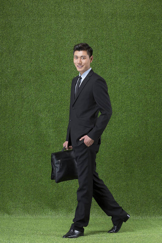 东方人,成年人,一个人,商务人士,走,微笑,竖图,彩色,照片,西装,商务,快乐,信心,草地,草坪,北京,中国,亚洲,仅一个男性,仅一个人,绿色背景,套装,正装,公文包,图片,领带,生活,注视,职业装,黄种人,仅一个年轻男性,绿色,自然,草皮,观察,看,职业,健康,放松,活力,自信,金融,理财,摄影,生活方式,经济,观看,清爽,环境,生态,察看,酷,愉悦,关注,清新,努力,肖像,保险,手插袋,单人,流通,贸易,东亚,环境保护,乐观,单独,舒畅,认真,男人,男性,年轻男性,亚洲人,中国人,年轻人,白领,步行,插兜,手插兜,半身,影棚拍摄,开心,愉快,顾问,英俊,办公室职员,手抄兜,保险代理人,金融投资顾问,bj174