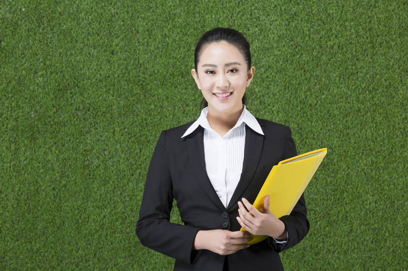 东方人,成年人,一个人,商务人士,秘书,站,笑,微笑,露齿笑,横图,彩色,照片,西装,商务,快乐,信心,草地,草坪,北京,中国,亚洲,仅一个年轻女性,仅一个女性,仅一个人,绿色背景,套装,正装,图片,文件夹,拿着,注视,职业装,黄种人,绿色,自然,草皮,观察,看,职业,健康,放松,活力,自信,金融,理财,摄影,经济,观看,清爽,合同,环境,生态,察看,愉悦,关注,清新,文档,肖像,保险,单人,流通,贸易,东亚,环境保护,乐观,活页夹,单独,年轻女性,女人,女性,亚洲人,中国人,年轻人,白领,半身,影棚拍摄,开心,愉快,办公室职员,服务业,bj174