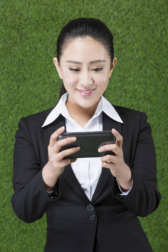 东方人,成年人,一个人,商务人士,秘书,站,笑,微笑,露齿笑,竖图,彩色,照片,西装,商务,游戏,快乐,通讯,分享,信心,草地,草坪,手机,北京,中国,亚洲,仅一个年轻女性,仅一个女性,仅一个人,绿色背景,套装,正装,信息,图片,拿着,注视,职业装,黄种人,娱乐,电子产品,绿色,自然,草皮,按,低头,观察,看,职业,健康,放松,活力,自信,摄影,观看,清爽,环境,生态,察看,操作,享乐,愉悦,关注,清新,发短信,肖像,单人,东亚,环境保护,乐观,垂头,无线电技术,单独,年轻女性,女人,女性,亚洲人,中国人,年轻人,白领,电子商务,触摸,沟通,半身,影棚拍摄,开心,愉快,办公室职员,bj174