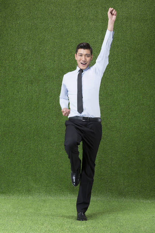 东方人,成年人,一个人,商务人士,商务男性,站,举,微笑,竖图,彩色,照片,衬衫,商务,快乐,自由,幸福,信心,草地,草坪,北京,中国,亚洲,仅一个男性,仅一个人,绿色背景,套装,正装,图片,领带,生活,注视,职业装,黄种人,仅一个年轻男性,绿色,自然,草皮,观察,看,托,握拳,站着,职业,健康,放松,活力,自信,金融,理财,摄影,生活方式,经济,观看,清爽,环境,生态,察看,冲刺,酷,愉悦,关注,清新,努力,肖像,保险,商务装,单人,流通,贸易,工薪阶层,东亚,环境保护,勇气,进取,乐观,单独,舒畅,进展,男人,男性,年轻男性,亚洲人,中国人,年轻人,白领,上班族,举起,举手,举着,向上举,向上伸,向上托,站立,全身,影棚拍摄,衬衣,开心,愉快,英俊,办公室职员,bj174