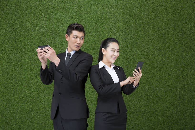 东方人,成年人,两个人,商务人士,商务男性,商务女性,站,微笑,横图,彩色,照片,衬衫,西装,商务,快乐,通讯,分享,合作,信心,草地,草坪,手机,北京,中国,亚洲,连接,绿色背景,套装,正装,信息,图片,领带,联系,拿着,扭头,注视,职业装,黄种人,电子产品,绿色,自然,草皮,观察,看,转头,背靠背,职业,健康,放松,活力,迷茫,自信,偷看,金融,摄影,对比,观看,疑惑,环境,生态,察看,愉悦,关注,商务装,问题,合伙,偷窥,工薪阶层,东亚,环境保护,乐观,无线电技术,差异,迷惑,男人,男性,年轻男性,年轻女性,女人,女性,亚洲人,中国人,年轻人,白领,上班族,沟通,半身,影棚拍摄,衬衣,开心,愉快,办公室职员,bj174