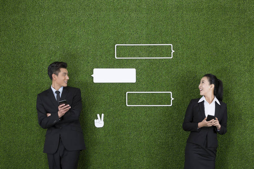 东方人,成年人,两个人,伙伴,商务人士,商务男性,商务女性,站,微笑,横图,彩色,照片,衬衫,西装,商务,讨论,快乐,通讯,分享,团队,互联网,草地,草坪,手机,北京,中国,亚洲,连接,绿色背景,套装,正装,网络,信息,图片,领带,联系,扭头,注视,职业装,黄种人,娱乐,绿色,自然,草皮,观察,看,向上看,转头,职业,健康,放松,活力,短信,通信,摄影,生活方式,观看,环境,生态,察看,愉悦,关注,商务装,工薪阶层,东亚,环境保护,乐观,无线电技术,男人,男性,年轻男性,年轻女性,女人,女性,亚洲人,中国人,年轻人,白领,上班族,沟通,半身,影棚拍摄,衬衣,开心,愉快,对话气泡框,办公室职员,bj174