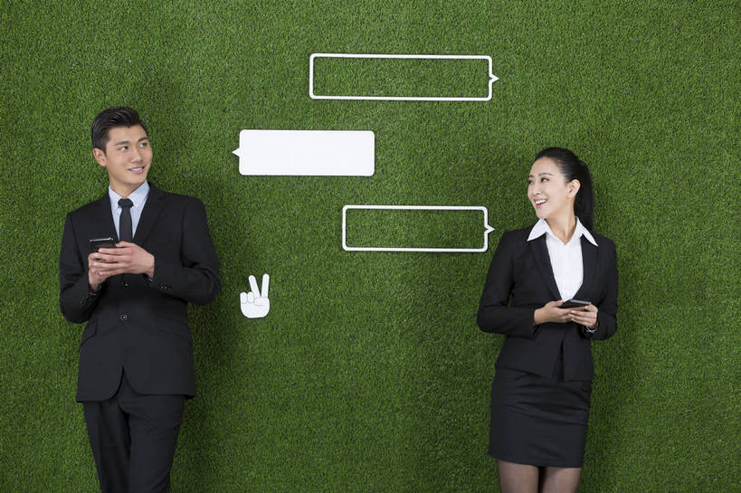 东方人,成年人,两个人,伙伴,商务人士,商务男性,商务女性,站,微笑,横图,彩色,照片,衬衫,西装,商务,讨论,快乐,通讯,分享,团队,互联网,草地,草坪,手机,北京,中国,亚洲,连接,绿色背景,套装,正装,网络,信息,图片,领带,联系,扭头,注视,职业装,黄种人,娱乐,绿色,自然,草皮,观察,看,向上看,转头,职业,健康,放松,活力,短信,通信,摄影,生活方式,观看,环境,生态,察看,愉悦,关注,商务装,工薪阶层,东亚,环境保护,乐观,无线电技术,男人,男性,年轻男性,年轻女性,女人,女性,亚洲人,中国人,年轻人,白领,上班族,沟通,半身,影棚拍摄,衬衣,开心,愉快,对话气泡框,办公室职员,bj174