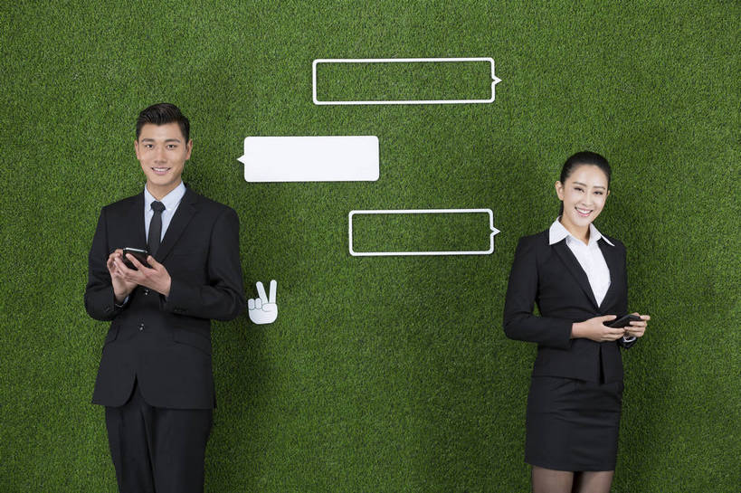 东方人,成年人,两个人,伙伴,商务人士,商务男性,商务女性,站,微笑,横图,彩色,照片,衬衫,西装,商务,讨论,快乐,通讯,分享,团队,互联网,草地,草坪,手机,北京,中国,亚洲,连接,绿色背景,套装,正装,网络,信息,图片,领带,联系,拿着,注视,职业装,黄种人,娱乐,绿色,自然,草皮,观察,看,职业,健康,放松,活力,短信,通信,摄影,生活方式,观看,环境,生态,察看,愉悦,关注,商务装,工薪阶层,东亚,环境保护,乐观,无线电技术,男人,男性,年轻男性,年轻女性,女人,女性,亚洲人,中国人,年轻人,白领,上班族,沟通,半身,影棚拍摄,衬衣,开心,愉快,对话气泡框,办公室职员,bj174