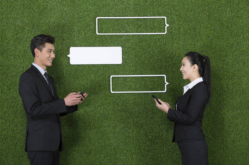 东方人,成年人,两个人,伙伴,商务人士,商务男性,商务女性,站,微笑,横图,彩色,照片,衬衫,西装,商务,讨论,快乐,通讯,分享,团队,互联网,草地,草坪,手机,北京,中国,亚洲,连接,绿色背景,套装,正装,网络,信息,图片,领带,联系,拿着,职业装,黄种人,娱乐,绿色,自然,草皮,职业,健康,放松,活力,短信,通信,摄影,生活方式,对视,环境,生态,愉悦,商务装,工薪阶层,东亚,环境保护,乐观,无线电技术,男人,男性,年轻男性,年轻女性,女人,女性,亚洲人,中国人,年轻人,白领,上班族,沟通,半身,影棚拍摄,衬衣,开心,愉快,对话气泡框,办公室职员,bj174