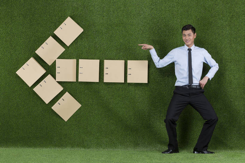 东方人,成年人,一个人,商务人士,站,举,笑,微笑,露齿笑,横图,彩色,照片,衬衫,商务,快乐,信心,草地,草坪,拼图,北京,中国,亚洲,仅一个男性,仅一个人,指,绿色背景,正装,符号,图片,领带,文件夹,插腰,注视,指点,职业装,黄种人,方向,箭头,仅一个年轻男性,绿色,自然,草皮,观察,看,托,职业,健康,放松,活力,自信,创意,摄影,道具,观看,张开双腿,合同,环境,生态,察看,姿态,指向,愉悦,关注,文档,努力,目标,选择,单人,东亚,环境保护,乐观,活页夹,单独,展开双腿,男人,男性,年轻男性,亚洲人,中国人,年轻人,白领,举起,举手,举着,向上举,向上伸,向上托,全身,影棚拍摄,开心,愉快,办公室职员,伸展双腿,就业,bj174