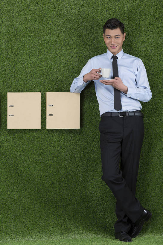 咖啡,东方人,成年人,一个人,商务人士,站,笑,微笑,露齿笑,竖图,彩色,照片,衬衫,商务,快乐,信心,草地,草坪,北京,中国,亚洲,仅一个男性,仅一个人,绿色背景,正装,图片,咖啡杯,领带,文件夹,拿着,注视,职业装,黄种人,仅一个年轻男性,绿色,自然,草皮,观察,看,职业,健康,放松,活力,自信,创意,摄影,道具,观看,合同,环境,生态,察看,愉悦,关注,文档,单人,东亚,环境保护,乐观,活页夹,单独,男人,男性,年轻男性,亚洲人,中国人,年轻人,白领,双腿交叉,全身,影棚拍摄,开心,愉快,办公室职员,就业,bj174