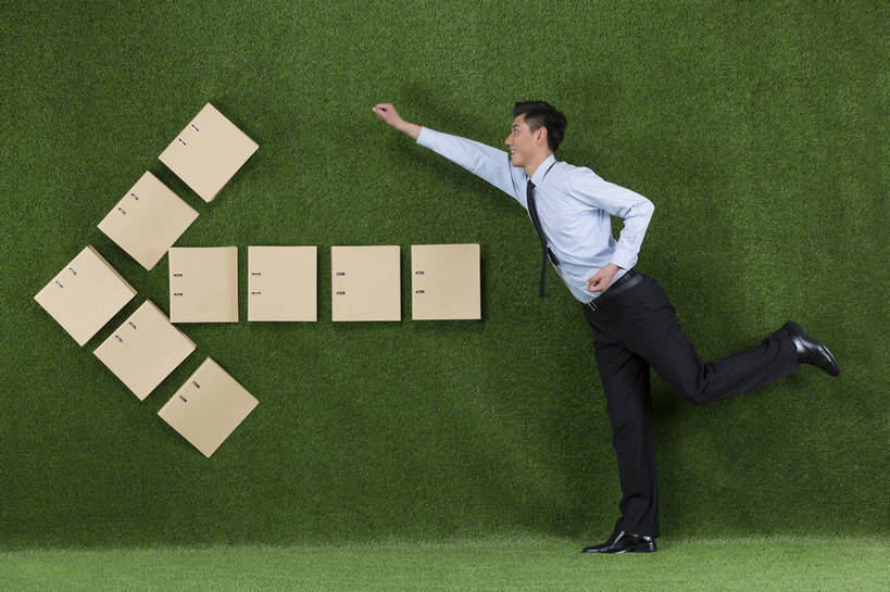 东方人,成年人,一个人,商务人士,跑,举,微笑,横图,彩色,照片,衬衫,商务,快乐,热情,信心,竞争,草地,草坪,拼图,北京,中国,亚洲,仅一个男性,仅一个人,绿色背景,正装,符号,图片,领带,文件夹,职业装,黄种人,方向,箭头,仅一个年轻男性,绿色,自然,草皮,托,握拳,职业,动力,健康,放松,活力,自信,冲,创意,摄影,道具,合同,环境,生态,姿态,愉悦,成就,文档,努力,目标,选择,梦想,单人,东亚,环境保护,乐观,活页夹,单独,开端,男人,男性,年轻男性,亚洲人,中国人,年轻人,白领,举起,举手,举着,向上举,向上伸,向上托,全身,影棚拍摄,开心,愉快,办公室职员,就业,bj174