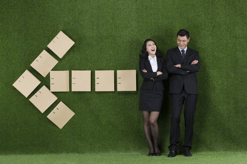 东方人,成年人,两个人,伙伴,商务人士,商务男性,商务女性,站,大笑,横图,彩色,照片,衬衫,西装,商务,快乐,热情,团队,信心,竞争,草地,草坪,拼图,北京,中国,亚洲,绿色背景,套装,正装,符号,图片,领带,文件夹,职业装,黄种人,方向,箭头,绿色,自然,草皮,职业,动力,健康,放松,活力,自信,抱胸,金融,理财,创意,摄影,经济,道具,靠近,合同,环境,生态,愉悦,成就,文档,努力,目标,商务装,选择,梦想,贸易,工薪阶层,东亚,环境保护,乐观,活页夹,开端,男人,男性,年轻男性,年轻女性,女人,女性,亚洲人,中国人,年轻人,白领,上班族,全身,影棚拍摄,衬衣,开心,愉快,顾问,办公室职员,就业,保险代理人,金融投资顾问,bj174