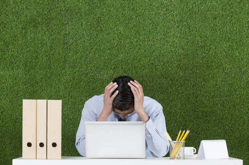 东方人,成年人,头,一个人,商务人士,办公室,坐,横图,彩色,照片,衬衫,商务,电脑,笔记本电脑,互联网,草地,草坪,北京,中国,亚洲,仅一个男性,仅一个人,绿色背景,正装,沮丧,工作,图片,办公桌,领带,文件夹,托腮,职业装,黄种人,文具,仅一个年轻男性,绿色,自然,草皮,职业,健康,疲倦,压力,摄影,合同,失望,环境,生态,疲劳,绝望,疲惫,忧虑,文档,问题,情绪,困乏,单人,东亚,环境保护,疲乏,悲哀,委顿,疲困,疲顿,疲钝,倦怠,怠倦,活页夹,单独,男人,男性,年轻男性,亚洲人,中国人,年轻人,头部,白领,半身,影棚拍摄,办公室职员,心理,bj174