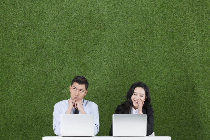 东方人,成年人,两个人,伙伴,商务人士,商务男性,商务女性,坐,微笑,横图,彩色,照片,衬衫,西装,商务,讨论,快乐,团队,电脑,笔记本电脑,互联网,草地,草坪,北京,中国,亚洲,绿色背景,套装,正装,沮丧,网络,信息,图片,办公桌,托腮,黄种人,娱乐,绿色,自然,草皮,看,职业,健康,皱眉,放松,压力,摄影,生活方式,对比,失望,环境,愉悦,忧虑,商务装,问题,情绪,工薪阶层,东亚,环境保护,乐观,差异,男人,男性,年轻男性,年轻女性,女人,女性,亚洲人,中国人,年轻人,白领,上班族,半身,影棚拍摄,衬衣,开心,愉快,办公室职员,bj174