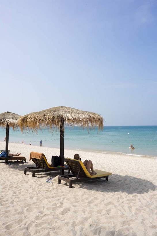 竖图,彩色,室外,白天,旅游,度假,海洋,沙滩,日光,泰国,亚洲,清澈,沙子,遮阳伞,躺椅,海岸线,景点,娱乐,普吉岛,特色,蓝色,白云,风景,蓝天,天空,阳光,自然,享受,休息,休闲,假日,旅游胜地,景色,安静,放松,乐趣,摄影,茅草,东南亚,晴天,风光,宁静,舒适,享乐,都市风光,自然风光,追求,外景,惬意,泰王国,安达曼海,普吉,大海,海滩,休闲活动,旅行,巴通海滩,bj174