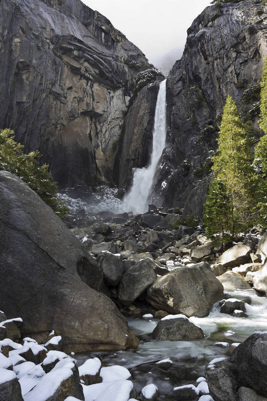 无人,公园,攀登,竖图,彩色,室外,白天,旅游,瀑布,森林,山,山脉,雪,雪山,美国,曲折,弯曲,环绕,地形,积雪,景点,流水,山顶,山谷,云雾,树木,白云,风景,蓝天,天空,自然,景色,摄影,晴天,风光,宁静,北美,水域,北美洲,国家公园,静谧,加利福尼亚,自然风光,约塞米蒂国家公园,美洲,追求,外景,自然现象,梦想,加州,地貌,加利福尼亚州,内华达山脉,优胜美地国家公园,金州,黄金州,北亚美利加洲,亚美利加洲,美国尤塞米提国家公园,优山美地,约瑟米提国家公园,岩石,旅行,美利坚合众国,林区,bj174