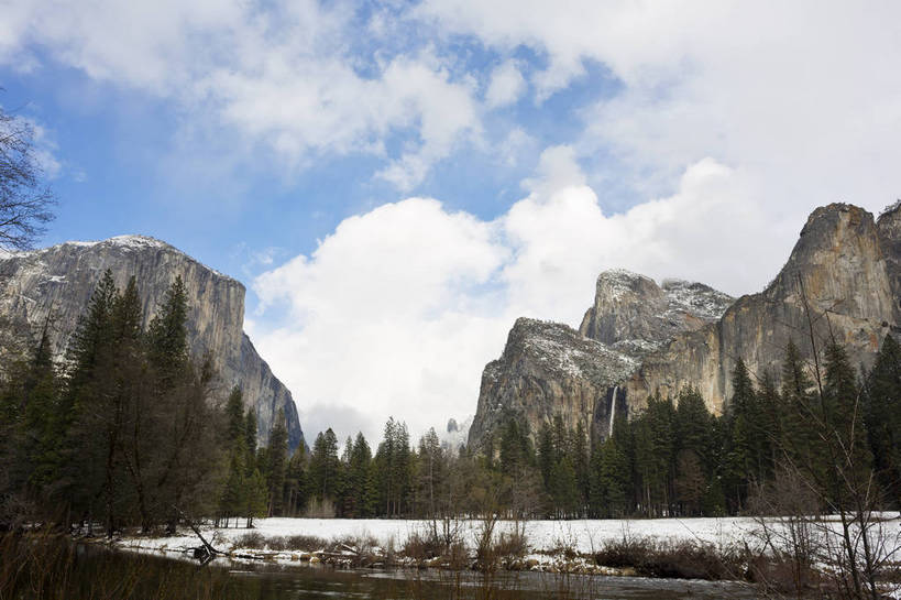 无人,公园,攀登,横图,彩色,室外,白天,旅游,湖,湖泊,森林,山,山脉,水,雪,雪山,美国,曲折,弯曲,环绕,反射,地形,积雪,景点,山顶,山谷,云雾,树木,白云,倒影,风景,蓝天,天空,自然,景色,摄影,流动,晴天,风光,宁静,北美,水域,北美洲,国家公园,静谧,加利福尼亚,自然风光,约塞米蒂国家公园,美洲,追求,外景,自然现象,梦想,加州,地貌,加利福尼亚州,内华达山脉,优胜美地国家公园,金州,黄金州,北亚美利加洲,亚美利加洲,美国尤塞米提国家公园,优山美地,约瑟米提国家公园,旅行,美利坚合众国,林区,bj174