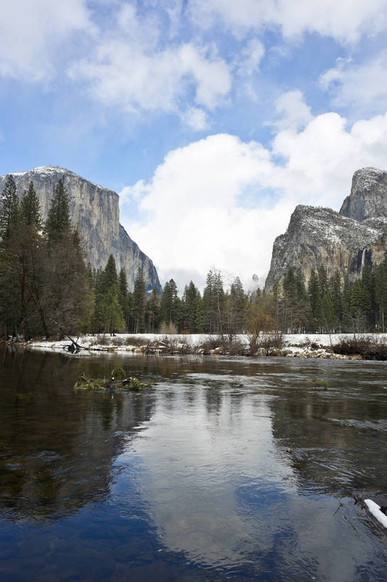 无人,公园,攀登,竖图,彩色,室外,白天,旅游,湖,湖泊,森林,山,山脉,水,雪,雪山,美国,曲折,弯曲,环绕,反射,地形,积雪,景点,山顶,山谷,云雾,树木,白云,倒影,风景,蓝天,天空,自然,景色,摄影,流动,晴天,风光,宁静,北美,水域,北美洲,国家公园,静谧,加利福尼亚,自然风光,约塞米蒂国家公园,美洲,追求,外景,自然现象,梦想,加州,地貌,加利福尼亚州,内华达山脉,优胜美地国家公园,金州,黄金州,北亚美利加洲,亚美利加洲,美国尤塞米提国家公园,优山美地,约瑟米提国家公园,旅行,美利坚合众国,林区,bj174