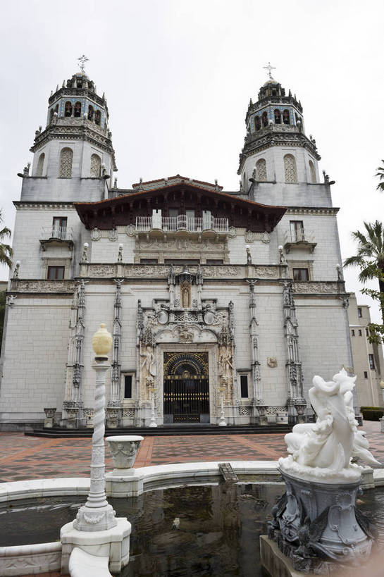 无人,竖图,彩色,室外,白天,旅游,度假,名胜古迹,标志建筑,地标,建筑,雕塑,美国,遗迹,人像,雕刻,雕像,城堡,景点,古典,古迹,历史,文化,文物,娱乐,建设,古建筑,住宅,白云,风景,蓝天,天空,享受,休闲,旅游胜地,放松,摄影,晴天,工艺,华丽,北美,北美洲,富有,加利福尼亚,华贵,美洲,经典,外景,古文明,加州,加利福尼亚州,金州,黄金州,北亚美利加洲,亚美利加洲,赫斯特城堡,圣西蒙,旅行,美利坚合众国,bj174