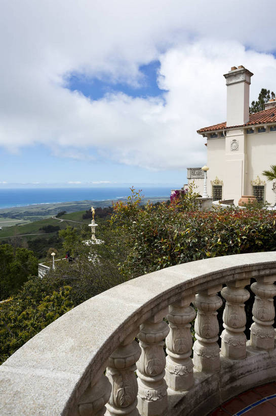 无人,竖图,彩色,室外,白天,旅游,度假,名胜古迹,标志建筑,地标,建筑,雕塑,美国,遗迹,雕刻,雕像,城堡,景点,古典,古迹,历史,文化,文物,娱乐,建设,古建筑,住宅,白云,风景,蓝天,天空,享受,休闲,旅游胜地,放松,摄影,晴天,工艺,华丽,北美,北美洲,富有,加利福尼亚,华贵,美洲,经典,外景,古文明,加州,加利福尼亚州,金州,黄金州,北亚美利加洲,亚美利加洲,赫斯特城堡,圣西蒙,旅行,美利坚合众国,bj174