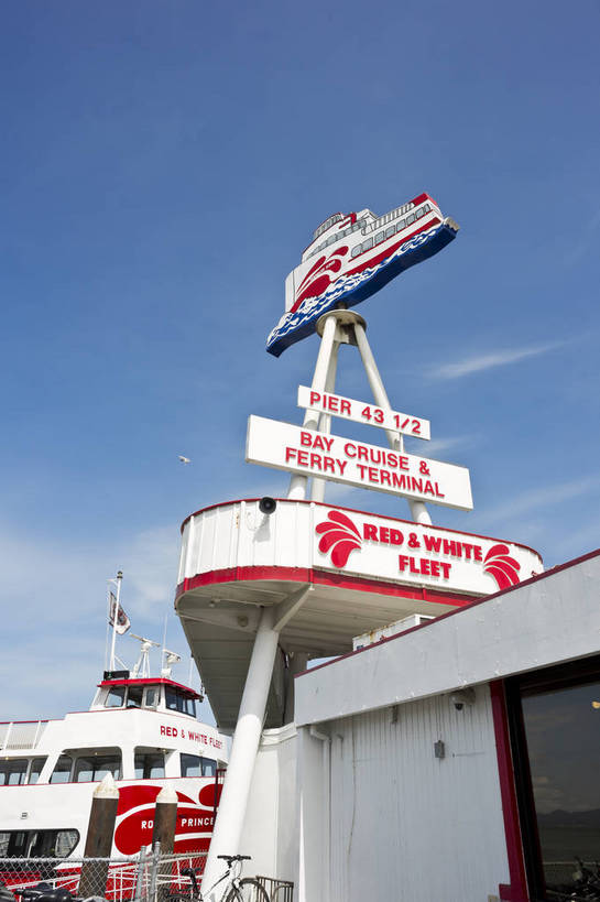 码头,竖图,彩色,室外,白天,旅游,度假,海洋,名胜古迹,城市风光,标志建筑,地标,建筑,轮船,船,美国,遗迹,海岸,游艇,岸,古迹,文物,娱乐,建设,古建筑,白云,风景,蓝天,天空,地标建筑,交通工具,享受,休闲,旅游胜地,放松,人文,运输,摄影,经济,晴天,风光,便利,水域,都市风光,外景,参观,观光船,古文明,发展,加州,加利福尼亚州,渔人码头,浩瀚,旧金山湾,大海,海,观光,旅行,bj174