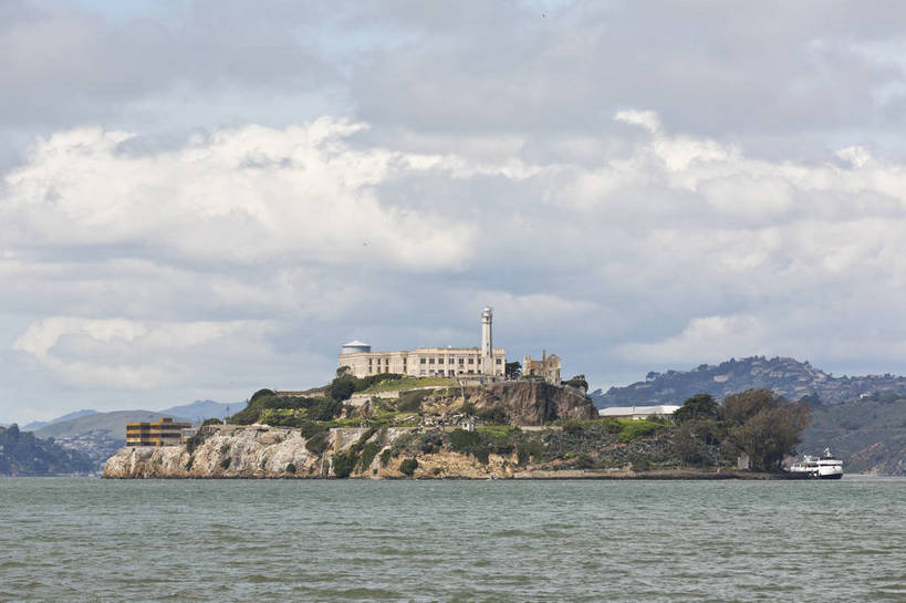 码头,横图,彩色,室外,白天,旅游,度假,岛屿,海洋,名胜古迹,城市风光,标志建筑,地标,建筑,美国,遗迹,海岸,岸,古迹,文物,娱乐,建设,古建筑,白云,风景,蓝天,天空,地标建筑,享受,休闲,旅游胜地,放松,人文,摄影,经济,晴天,风光,北美,水域,北美洲,都市风光,加利福尼亚,美洲,外景,参观,古文明,发展,加州,加利福尼亚州,渔人码头,金州,黄金州,北亚美利加洲,亚美利加洲,浩瀚,恶魔岛,旧金山湾,大海,海,观光,旅行,美利坚合众国,阿尔卡特拉斯岛,bj174